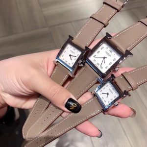 Alternative view of Hermès Heure H Couple Watches 💋💕 Vibrant-colored straps encircle the distinctive "H"-shaped case. Featuring a white mother-of-pearl dial, meticulously hand-polished. Small size: 21mm diameter, Medium: 26mm, Large: 30.5mm. Soft and comfortable—the perfect gift choice 🎁 H-fans know the deal 😘